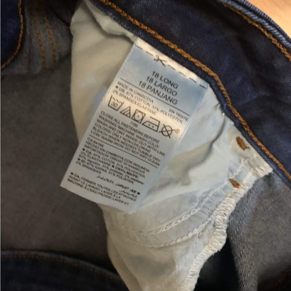 Old Navy Mid-Rise Kicker Boot-Cut Jeans - Long Fit - Picture 6 of 6